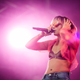 Illustration for article titled Bombahír: Lily Allen a jegygyűrűje nélkül énekelt a Szigeten!